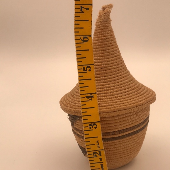 Rwandan Tutsi Nesting Baskets w/ Lids set of 5 - Picture 10 of 11